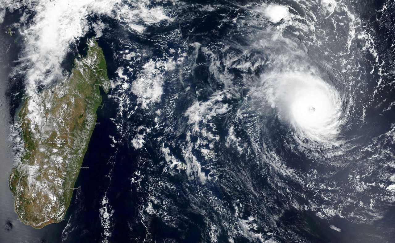 Een satellietfoto van eind februari toont de tropische cycloon Freddy onderweg naar Madagascar.