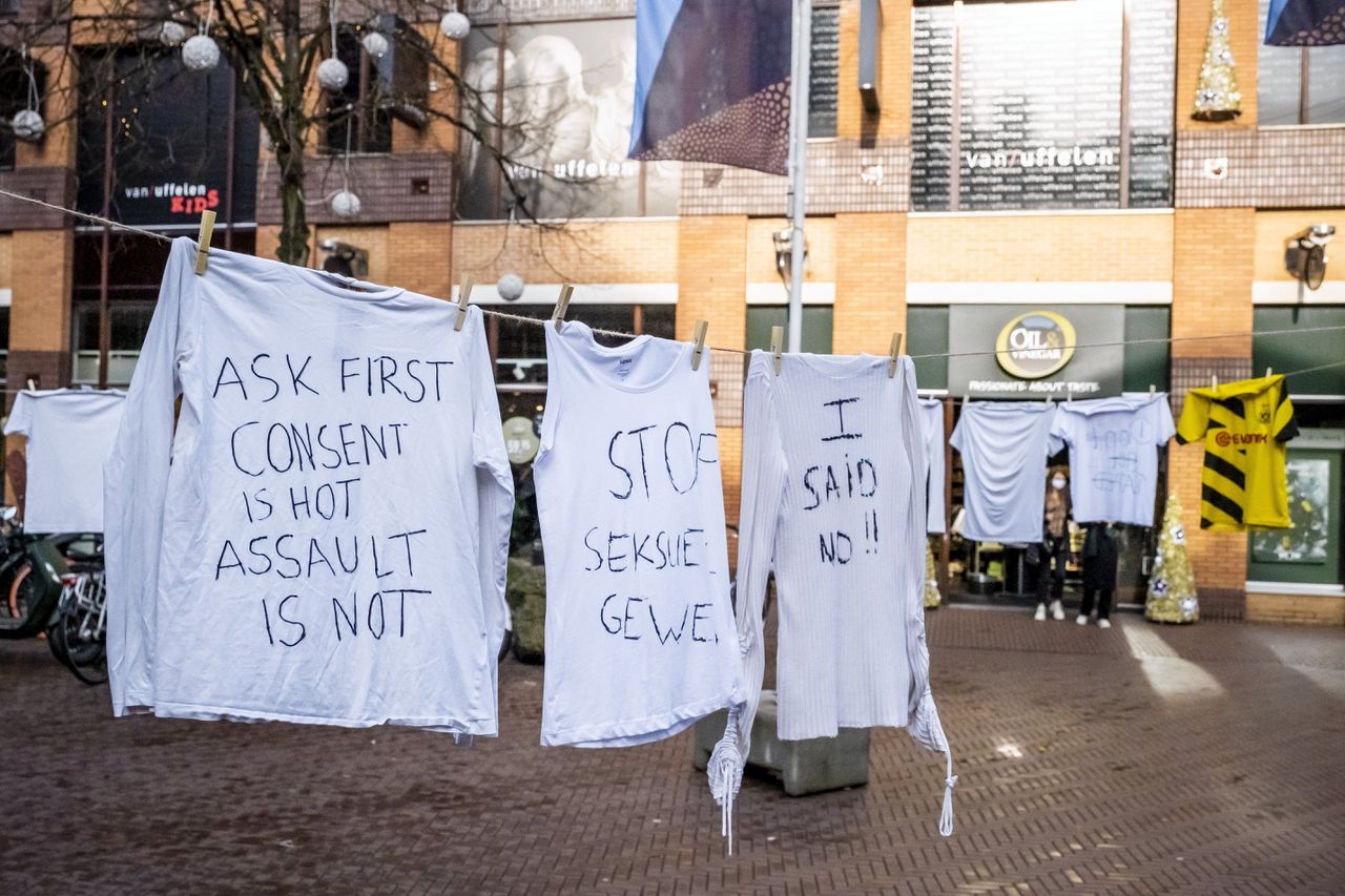 Amnesty International hield in 2022 in het centrum van Nijmegen een ludiek protest tegen seksueel geweld.