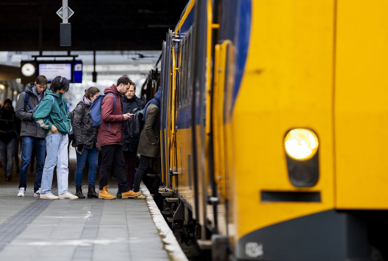 Een systeemstoring bij de NS legt dinsdag grote delen van het treinverkeer stil. Het gaat om de trajecten van en naar Zwolle, Deventer en Hengelo.