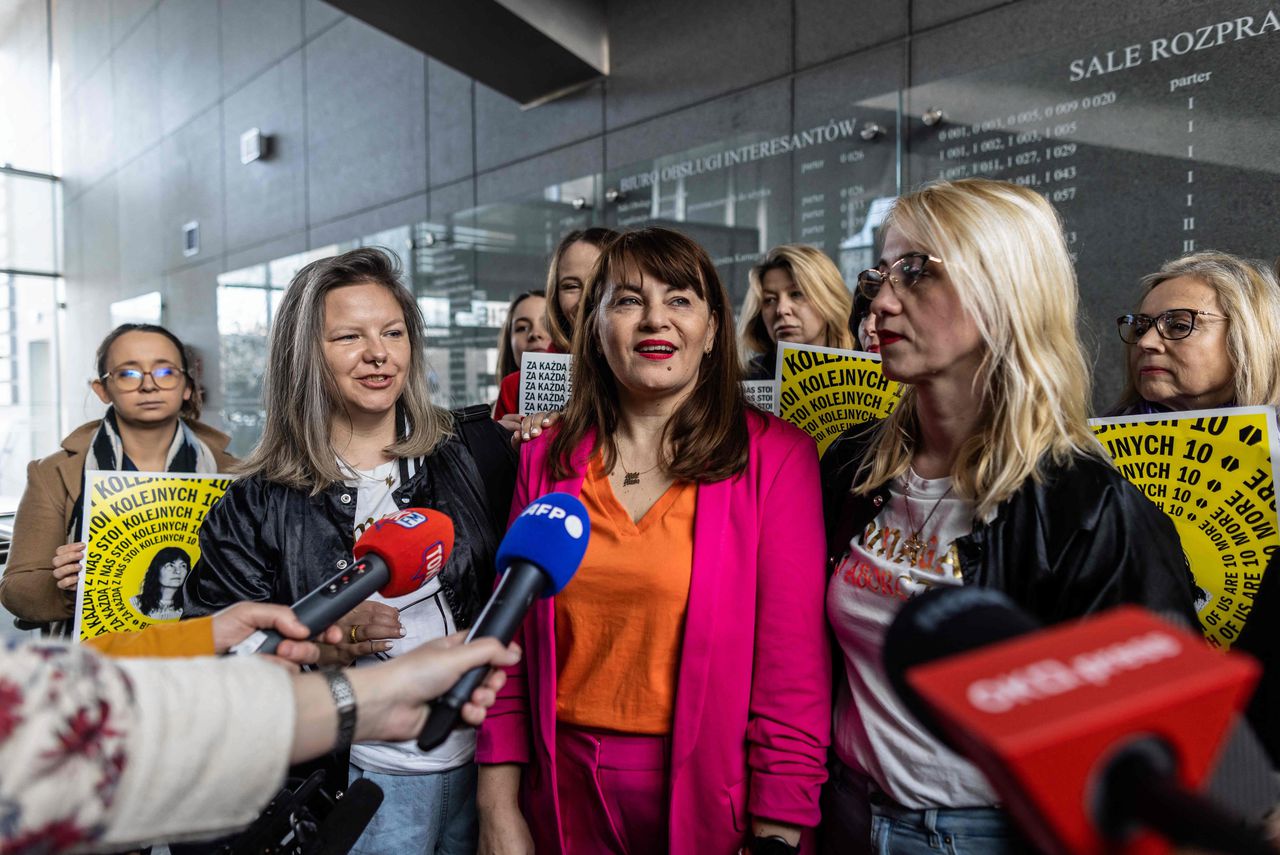 De Poolse vrouwenrechtenactiviste Justyna Wydrzynska spreekt dinsdag met journalisten bij een rechtbank in Warschau.