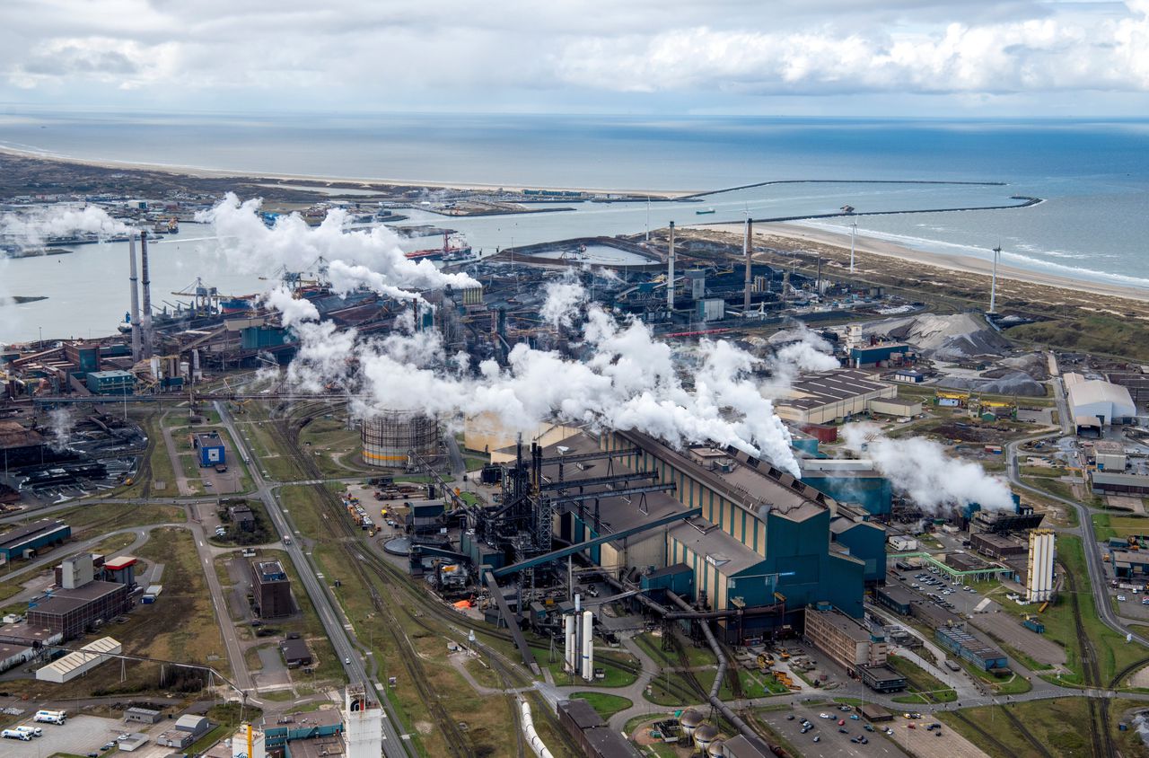 Het complex van Tata bij IJmuiden.