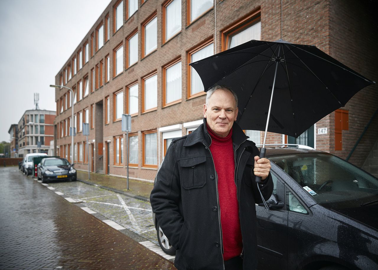 Adri Duivesteijn tijdens een wandeling door de Schilderswijk in Den Haag.