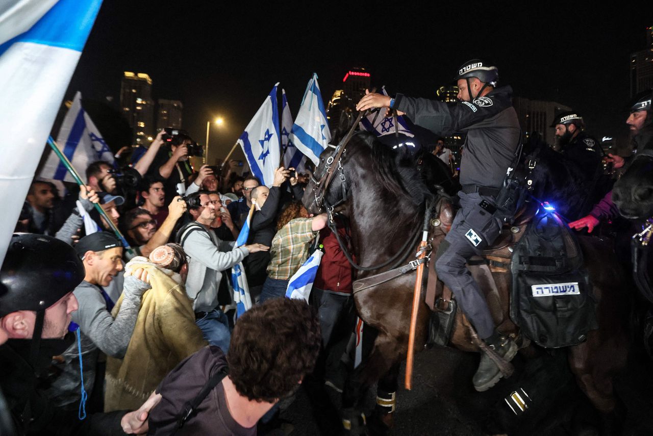 De bereden politie probeert demonstranten die een snelweg blokkeren tijdens protesten in Tel Aviv uiteen te drijven.