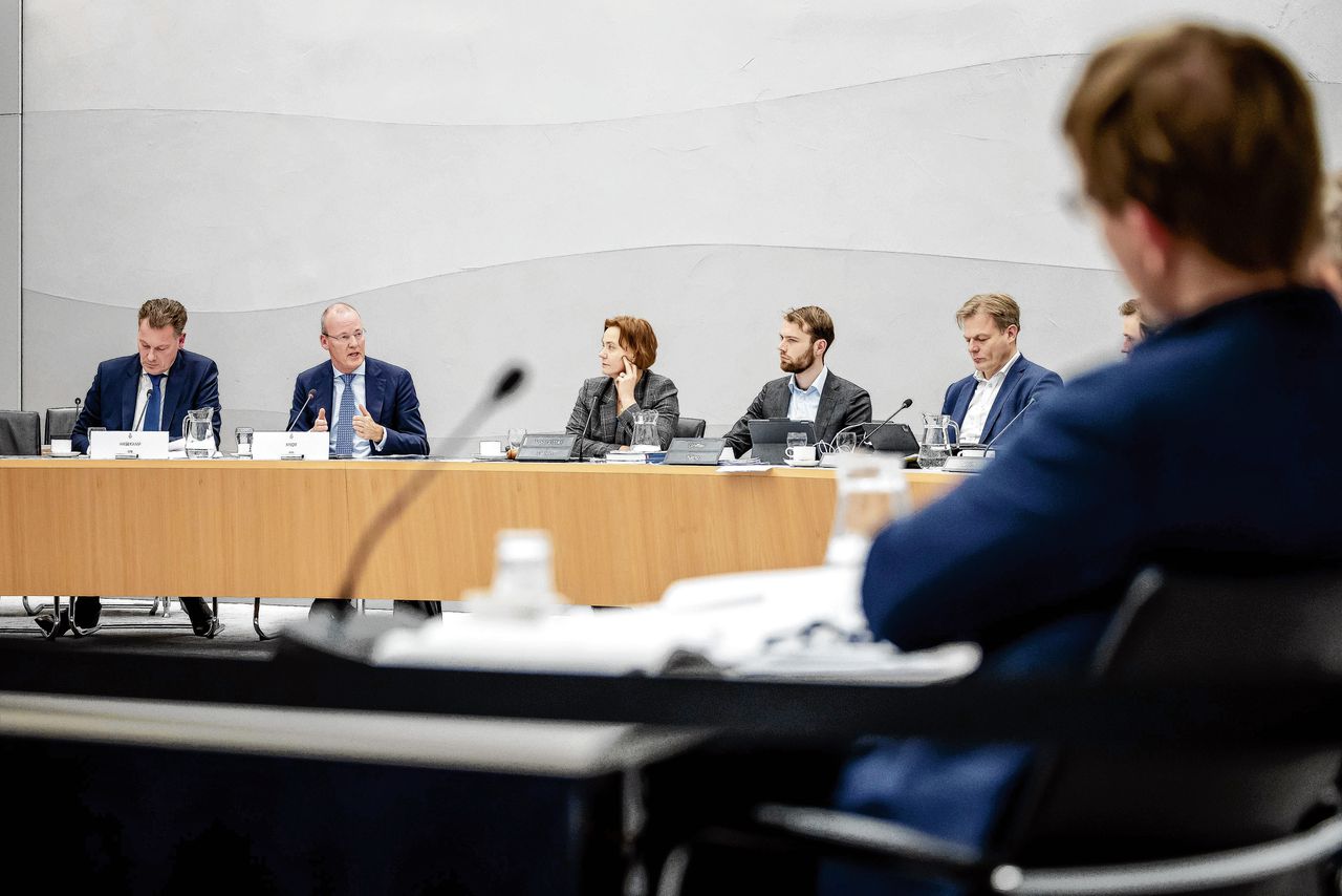 Rondetafelgesprek in februari over de euro, met onder anderen Klaas Knot, president van De Nederlandsche Bank (tweede van links) en onafhankelijk Kamerlid Pieter Omtzigt (rechts).