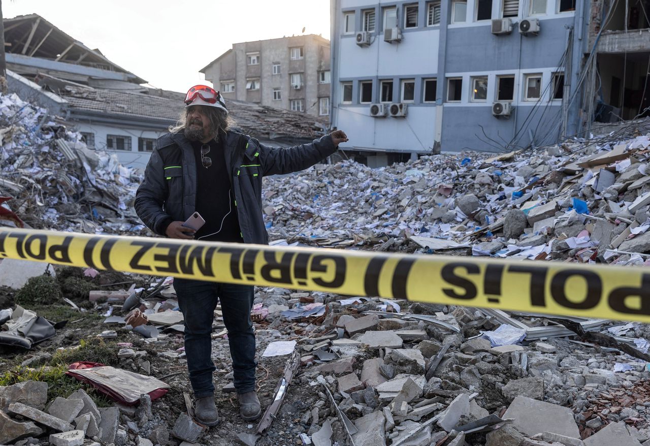 De Turkse advocaat Omer Mese controleert het verzamelen van documenten, die mogelijk als bewijsmateriaal in rechtszaken gebruikt kunnen worden, in een overheidsgebouw in Antakya.