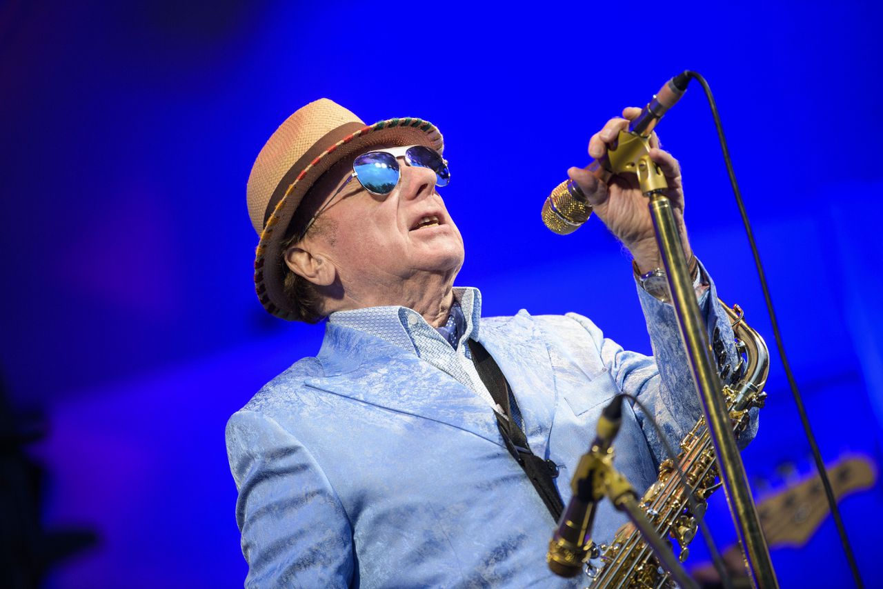 Van Morrison is nog redelijk goed bij stem, maar hij zong in Carré alleen stoffig materiaal van anderen.