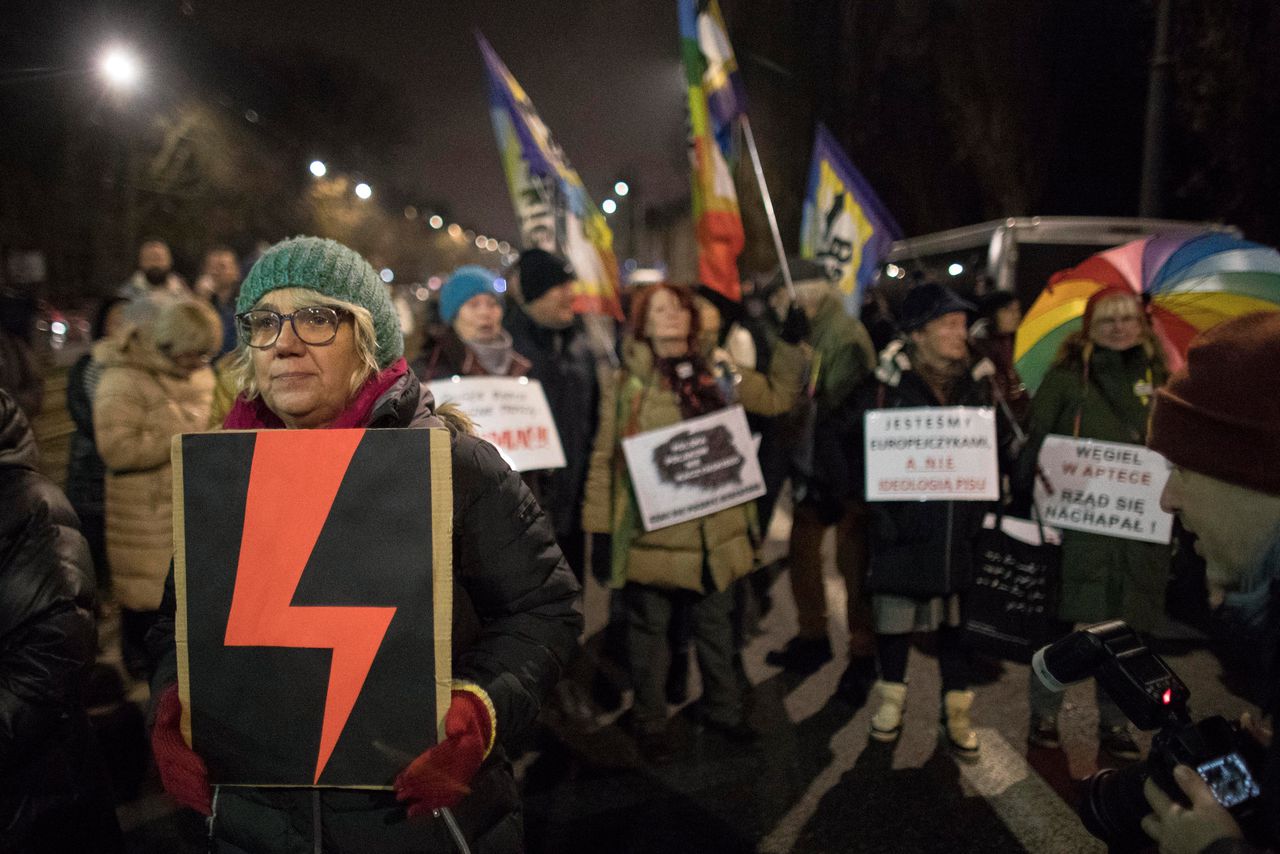 De rode bliksemschicht is symbool geworden van het protest tegen de afbraak van vrouwenrechten in Polen.