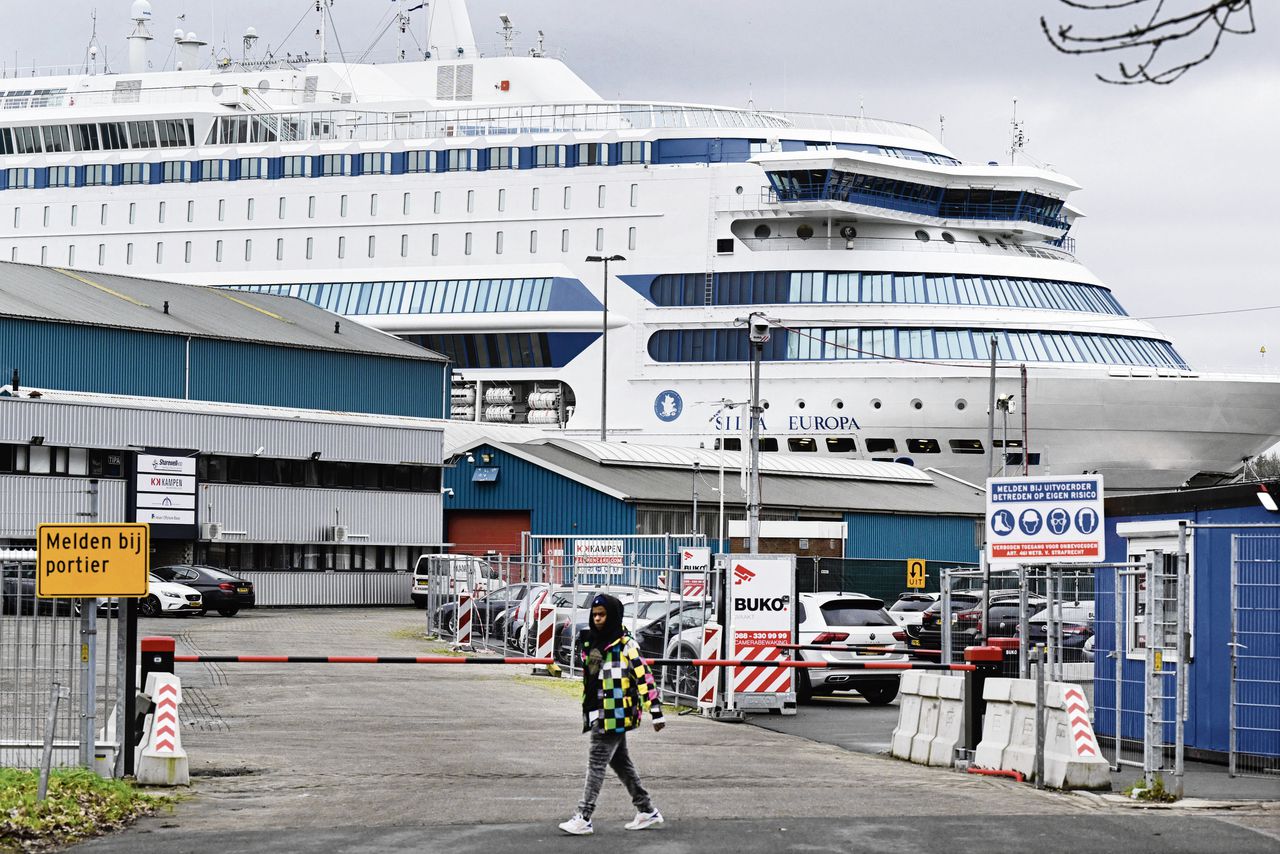 De Silja Europa, aangemeerd aan de kade van een verlaten industrieterrein, net buiten Velsen-Noord. Op een cruiseschip, dat van alle luxe is ontdaan, worden duizend asielzoekers opgevangen.