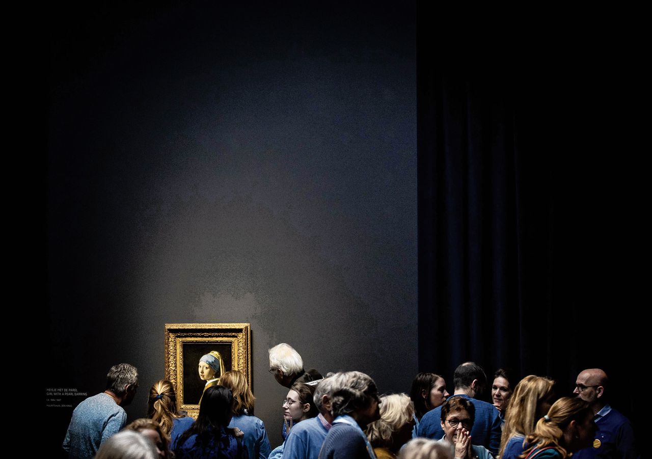 Het schilderij Meisje met de parel van Johannes Vermeer op de tentoonstelling in het Rijksmuseum.