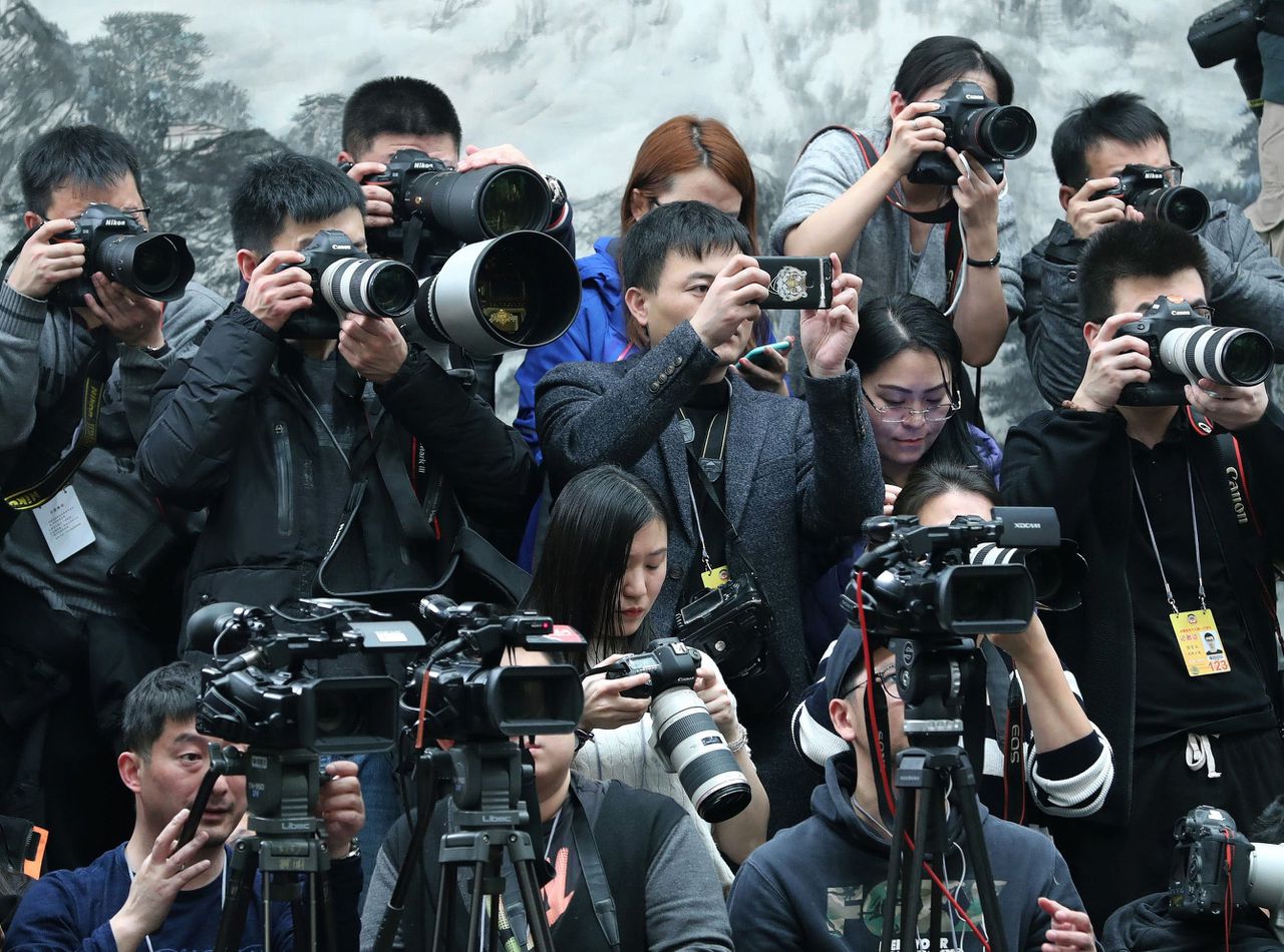 Journalisten aan het werk bij een persconferentie in de Grote Volkszaal aan het Plein van de Hemelse Vrede in Beijing