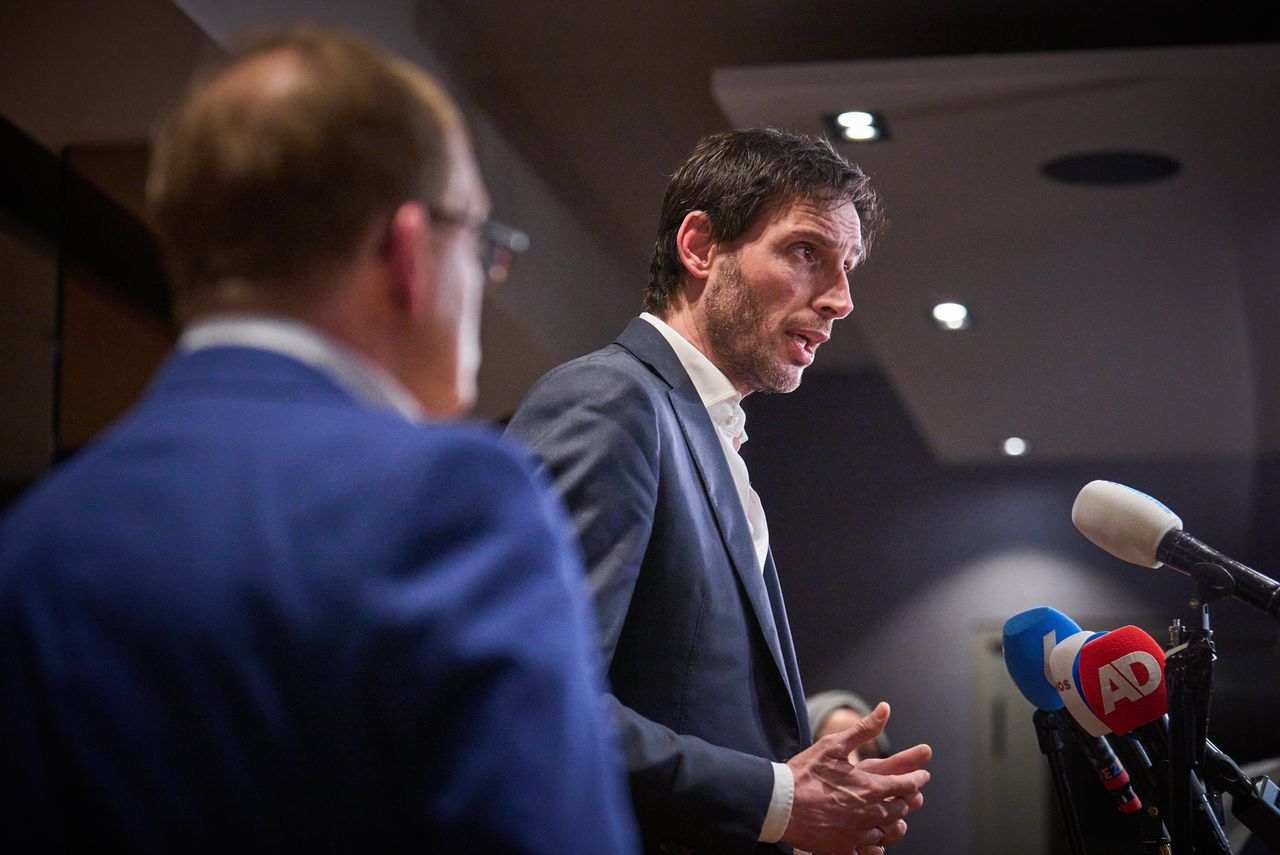 Partijleider Wopke Hoekstra (r) staat dinsdag met partijvoorzitter Hans Huibers de pers te woord in het Carlton President Hotel in Maarssen, waar het CDA voor crisisoverleg bijeen was.