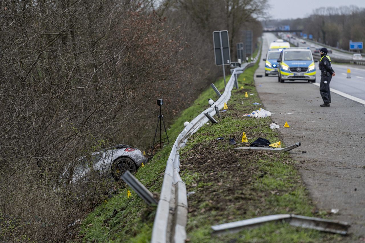 Bij het ongeluk is een Porsche in de sloot naast de snelweg beland.