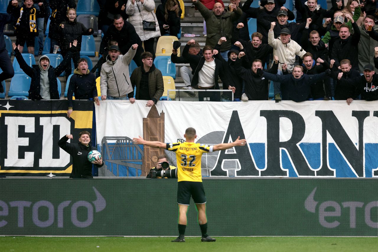 Vitesse-speler Maximilian Wittek viert een doelpunt met de supporters in het Gelredome.