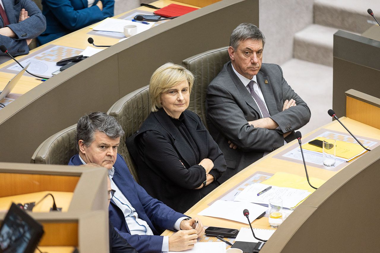 De Vlaamse minister van Binnenlands Beleid en Samenleven Bart Somers (links), de Vlaamse minister van Welzijn Hilde Crevits (midden) en de minister-president Jan Jambon tijdens een debat over stikstof.