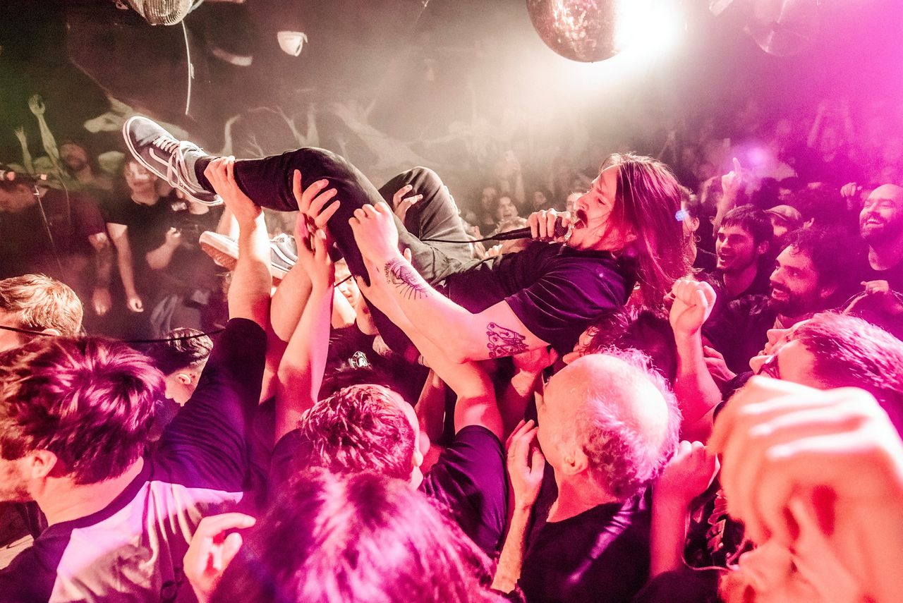 Zanger David Achter de Molen van John Coffey gaat over het publiek in de Tilburgse kroeg Cul de Sac, tijdens hun gratis comebackshow vrijdag.