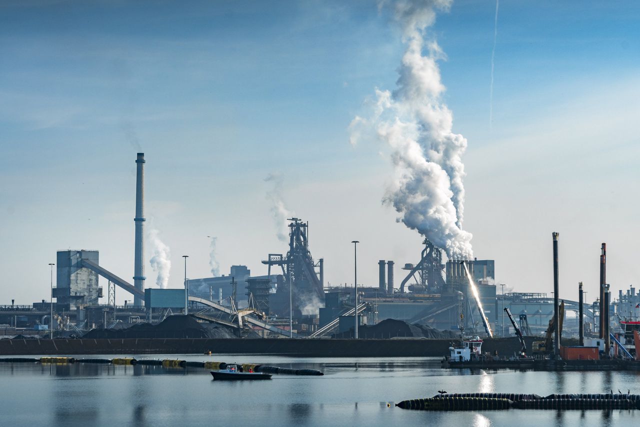 Een van de grote uitstoters van het land, de hoogovens van Tata Steel in IJmuiden.