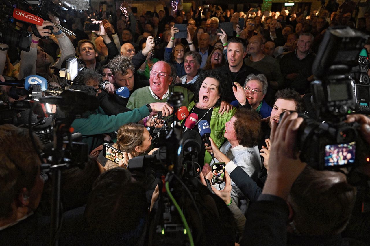 In het Overijsselse Bathmen bekijkt de BoerBurgerBeweging, met in het midden partijleider Caroline van der Plas, juichend de verkiezingsuitslagen.