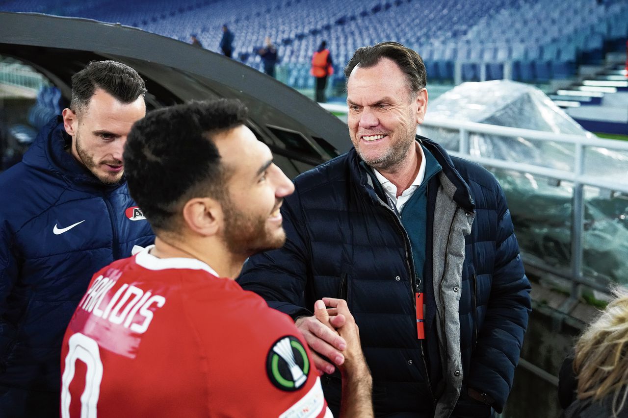 Algemeen directeur Robert Eenhoorn (rechts) in Rome na de 2-1 zege van AZ op Lazio in de Conference League.