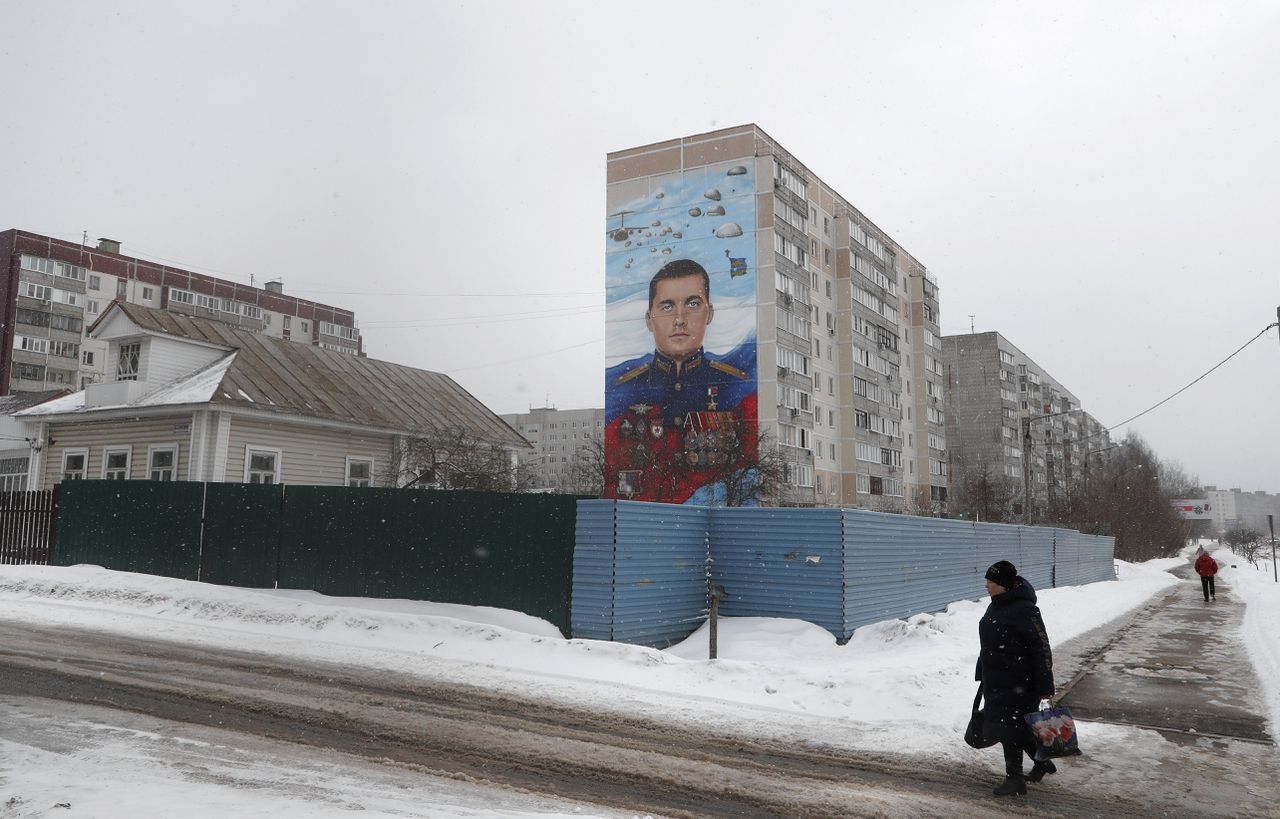 In Orechovo-Zoejevo, regio Moskou, bevindt zich deze muurschildering van Ilja Demtsjinko, die de Russische soldaat Aleksej Osokin portretteerde nadat hij was gesneuveld in de oorlog.