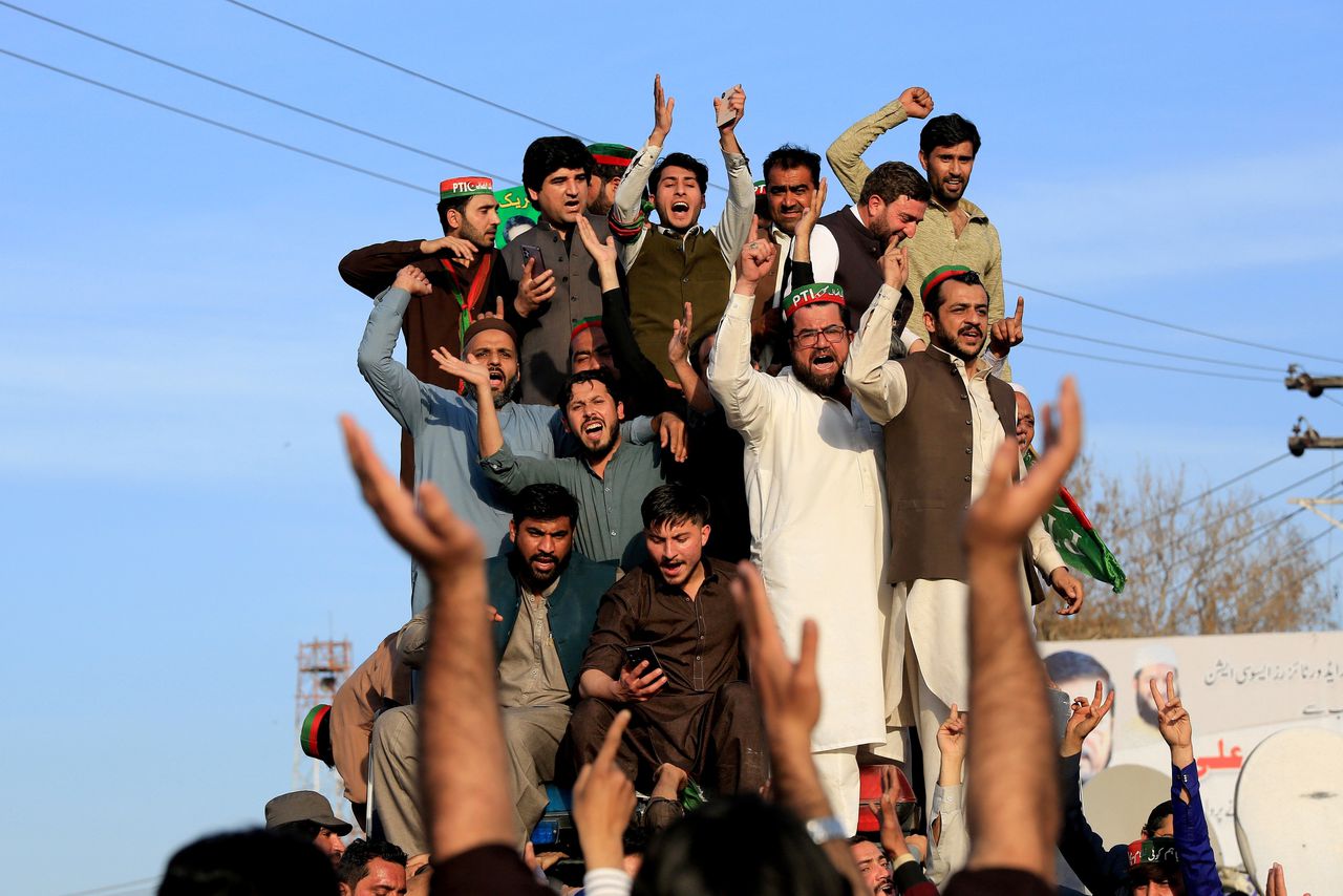 Aanhangers van Imran Khan tijdens een protest in Peshawar. De Pakistaanse oud-premier is nog altijd zeer populair.