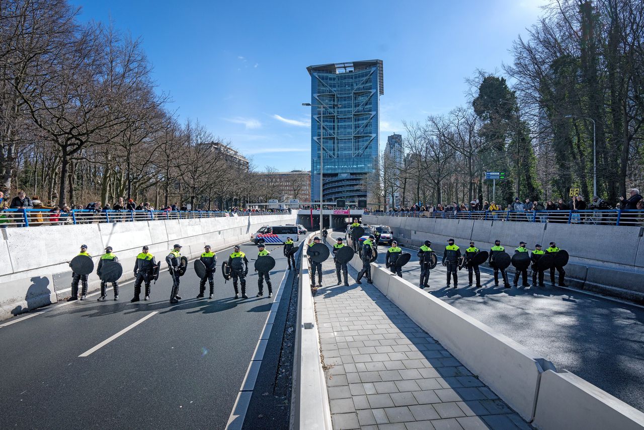 Politie houdt demonstranten van Extinction Rebellion tegen op de A12 in Den Haag.