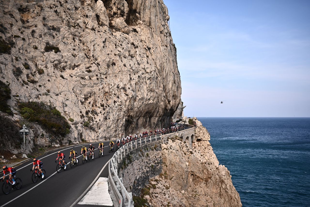 Het mannenpeloton onderweg in Milaan-Sanremo, maart 2022.