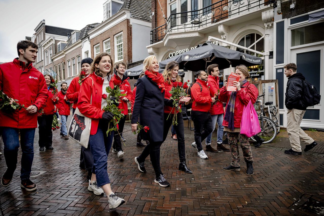 Pvda-leider Attje Kuiken flyert met partijgenoten in Dordrecht.