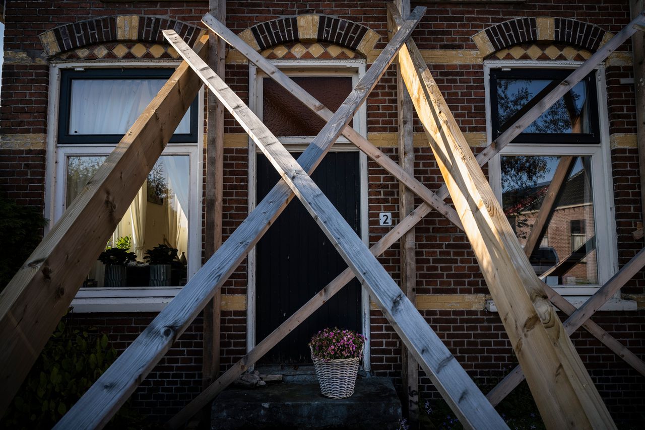 Een woning in Overschild wordt zwaar gestut.