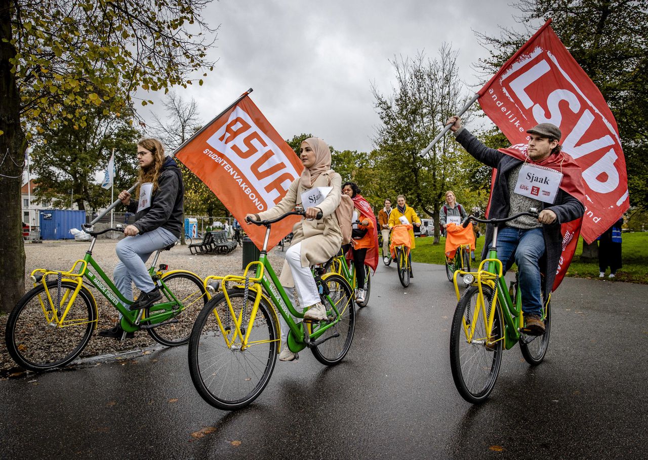 Jongerenvakbond FNV Young & United en de Landelijke Studentenvakbond LSVb tijdens een actie tegen de aangekondigde renteverhoging op studieleningen.