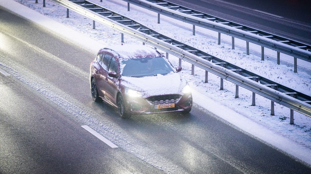 Winterse buien zorgen voor sneeuw en een glad wegdek (archiefbeeld).