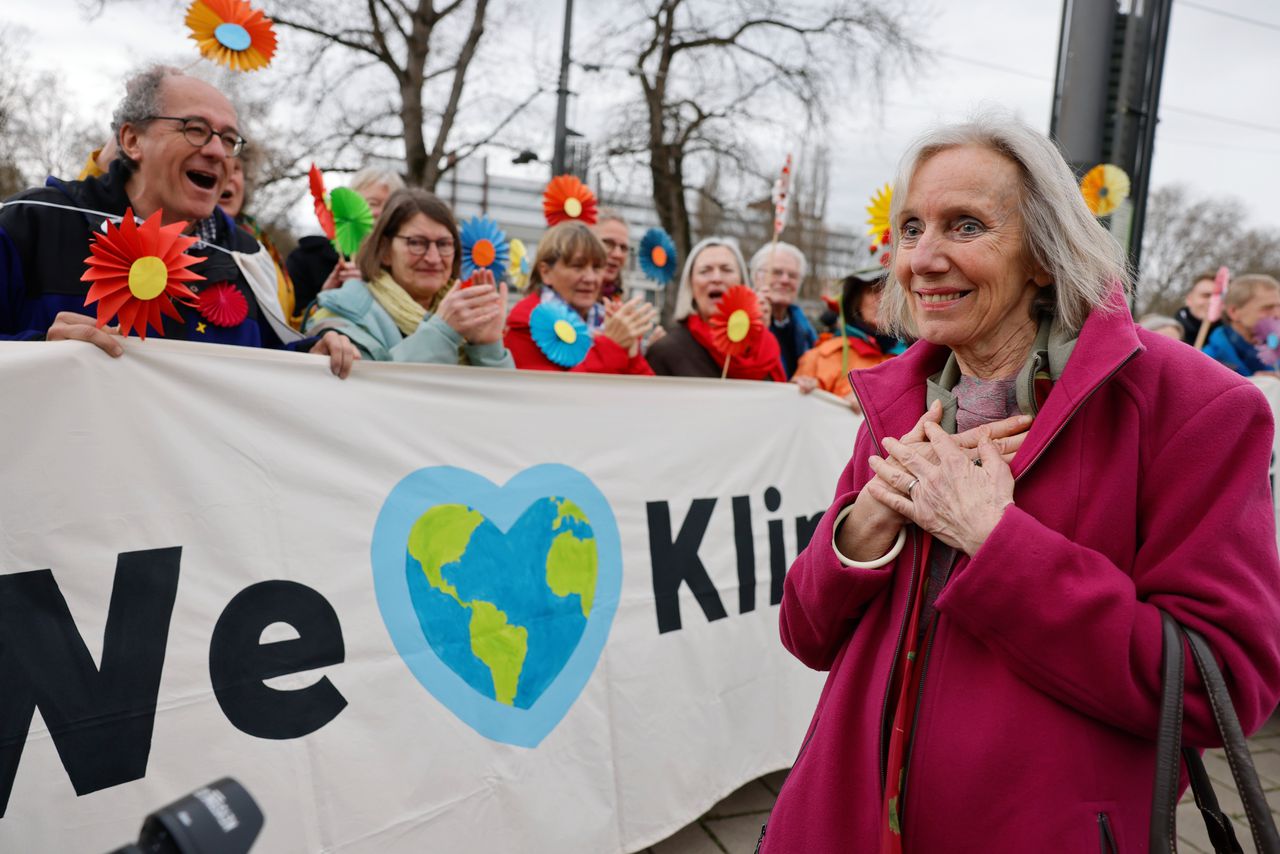 Zwitserse gepensioneerden demonstreren woensdag bij het Europese Hof voor de Rechten van de Mens in Straatsburg.