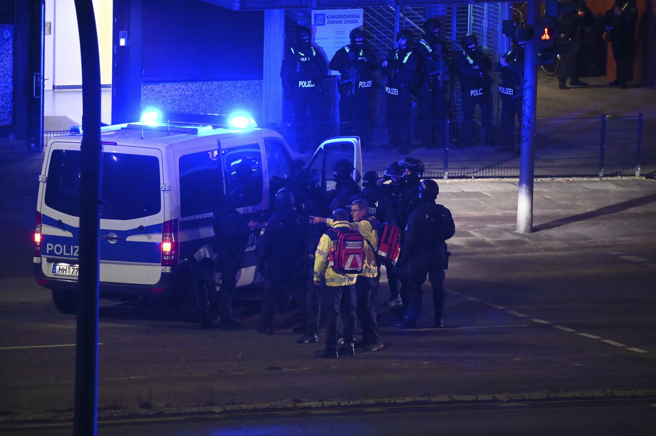 Gewapende politieagenten nabij de plaats van een schietpartij in Hamburg.