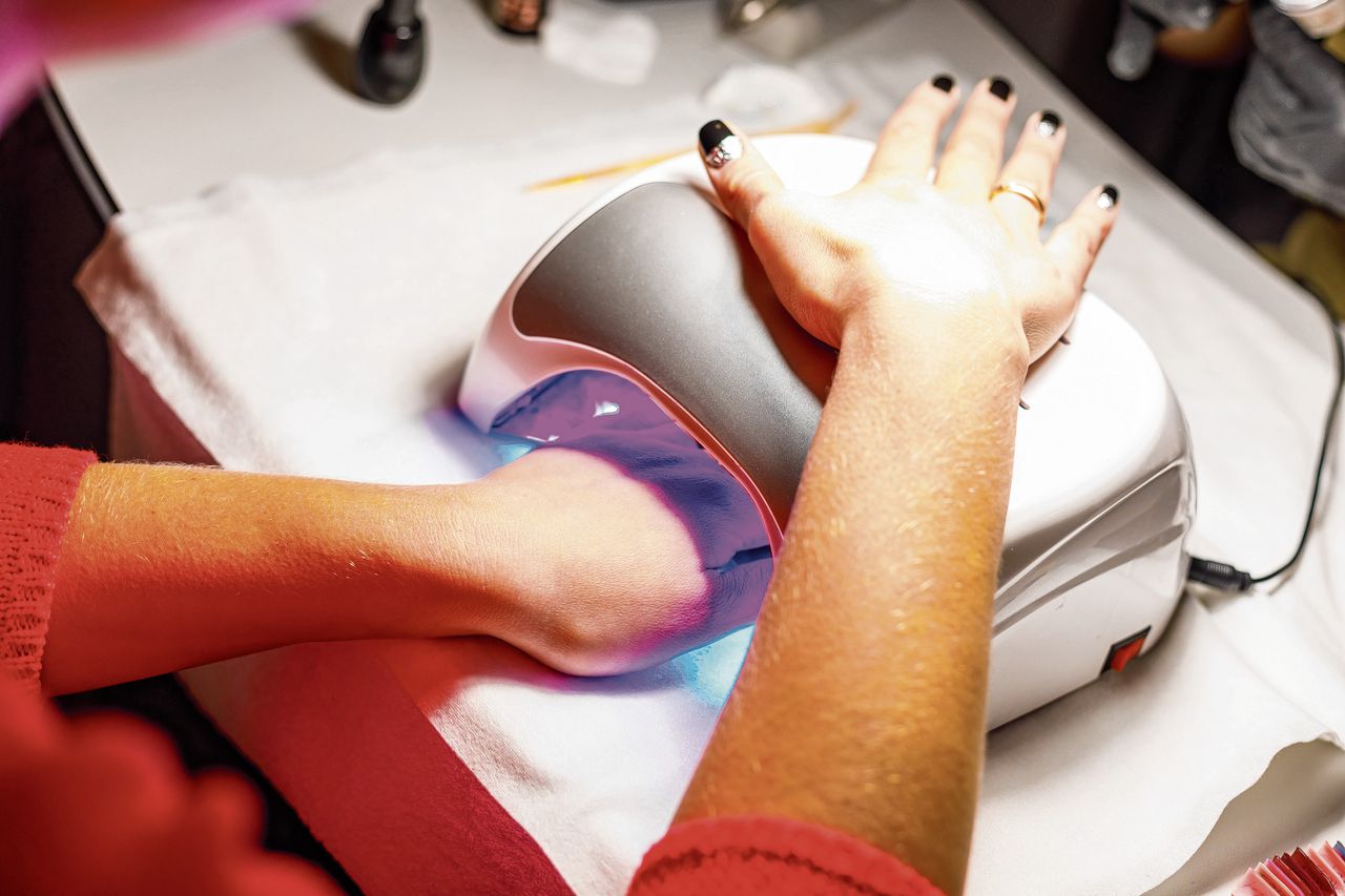 Een uv-lamp wordt gebruikt om nagels te drogen.