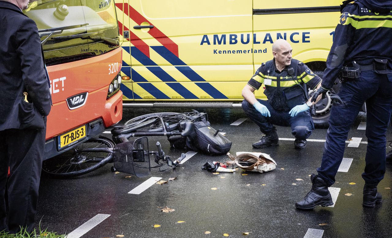 Ongeluk met elektrische fiets in Driehuis, oktober 2019. Fiets en bus botsten op elkaar.