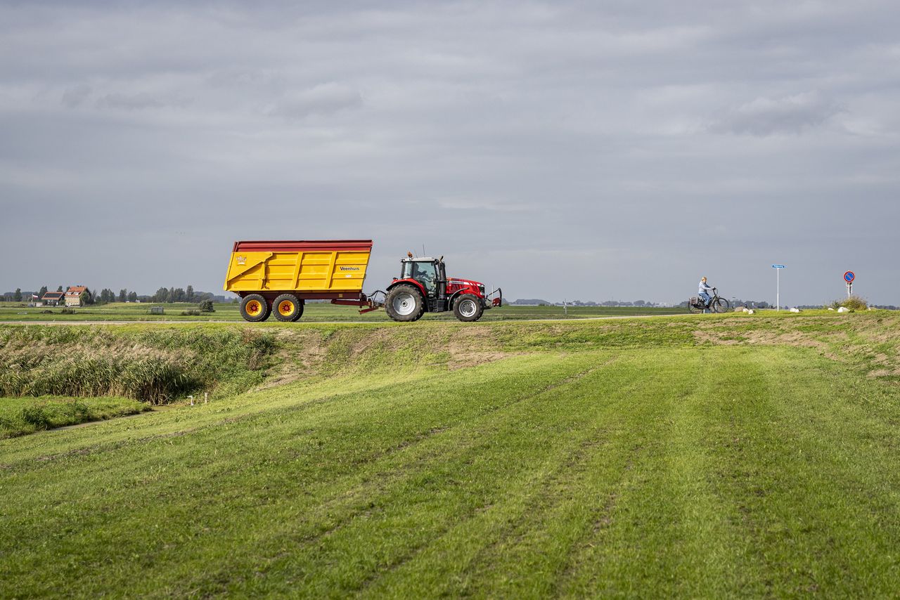 Veel van het vermogen van grote boeren zit vast in land, gebouwen of apparatuur, zoals deze tractor.