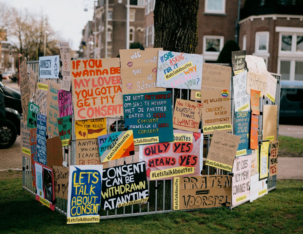 Protestborden tegen grensoverschrijdend gedrag.