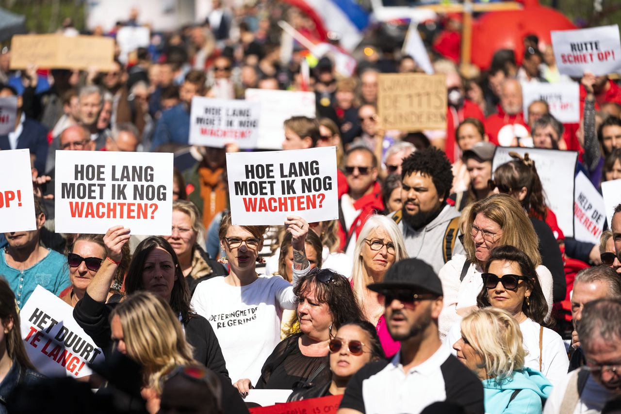 Belangstellenden bij het Kruisplein tijdens een steunmanifestatie voor toeslagenouders en kinderen.