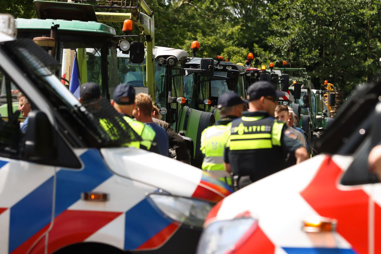 Boeren demonstreren bij een politiebureau in Leeuwarden na aanhouding van de zestienjarige Jouke.