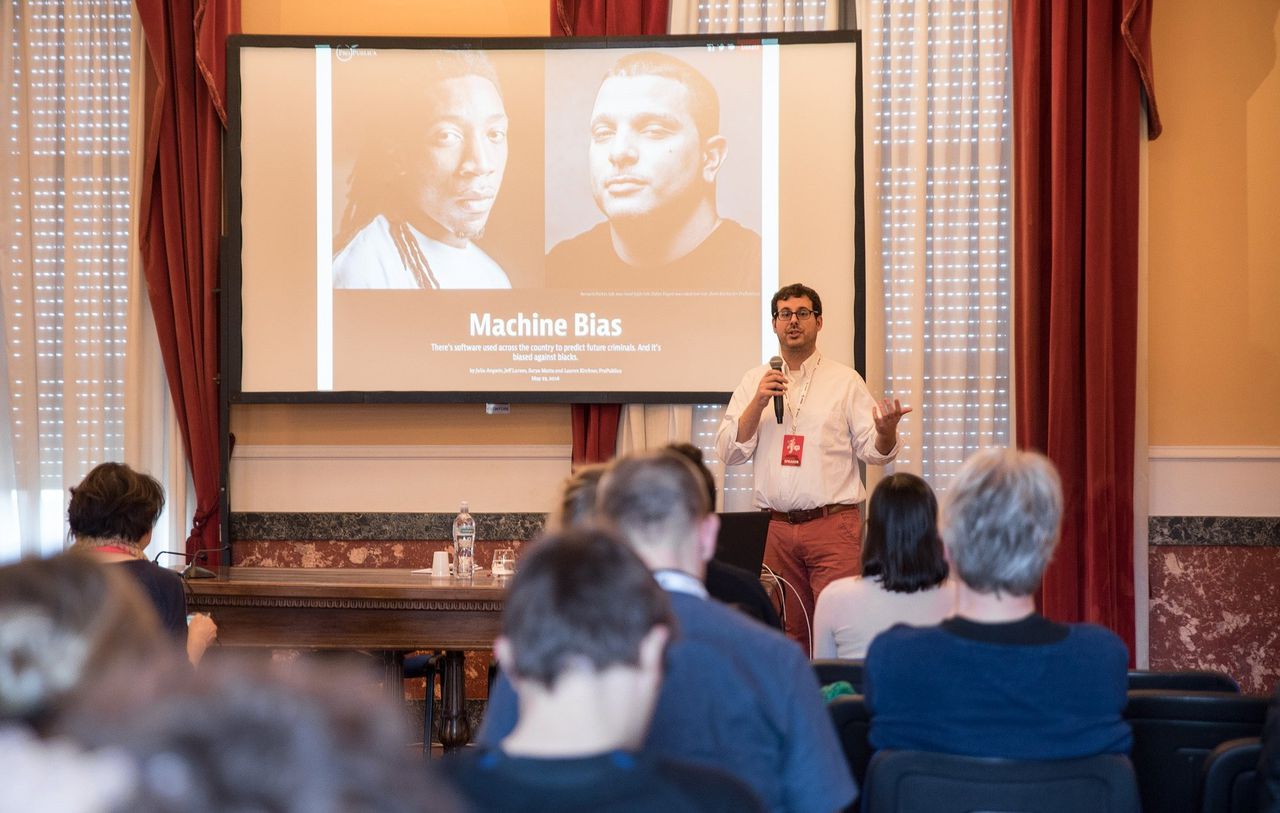 Nicholas Diakopoulos, universitair hoofddocent aan de Amerikaanse Northwestern University, spreekt op het International Journalism Festival in Perugia.