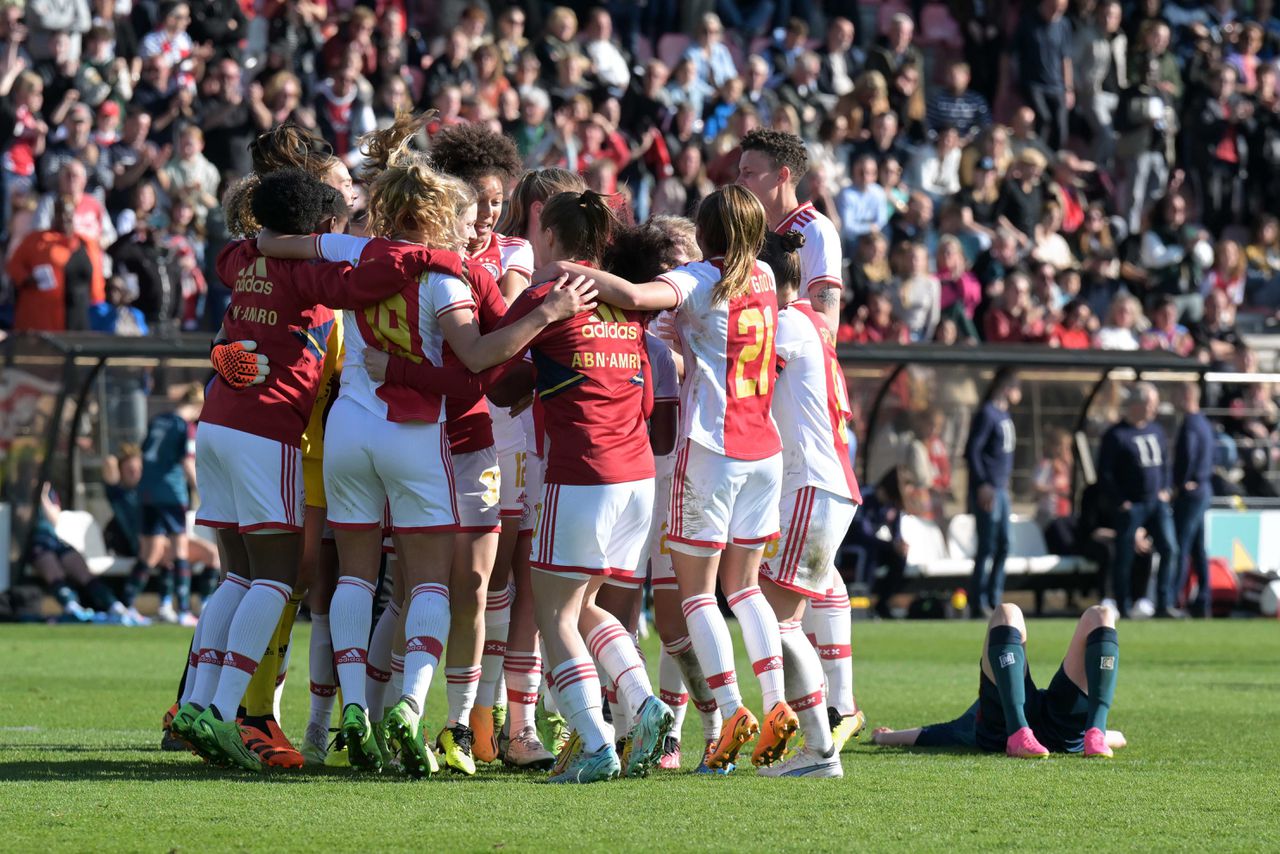 Ajax viert de 1-0 overwinning op FC Twente op De Toekomst.