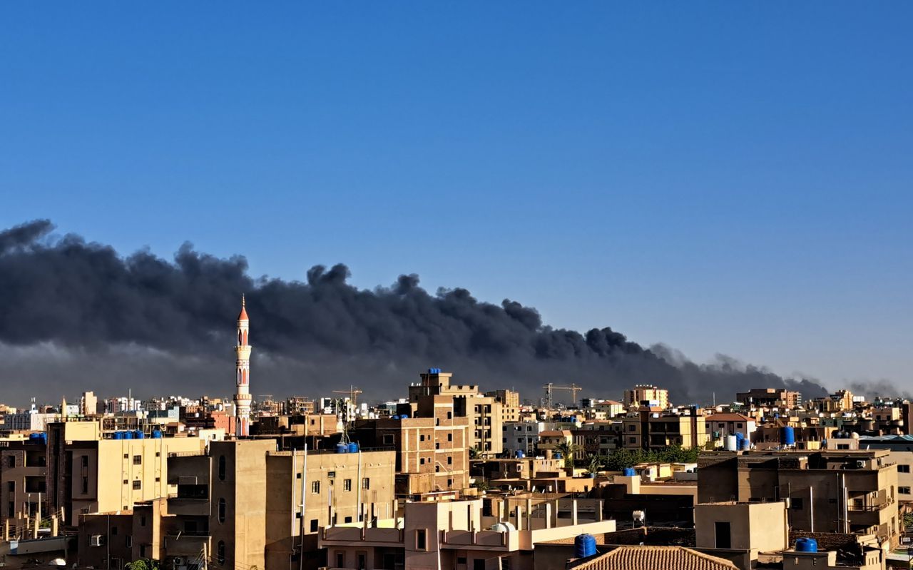 Rook boven Khartoem, de hoofdstad van Soedan. Bij het conflict kwamen al zeker 350 mensen om het leven.