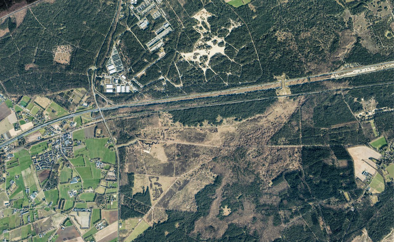 Het archeologische rijksmonument en omgeving op de Stroese Heide, aan de rand van de Veluwe.