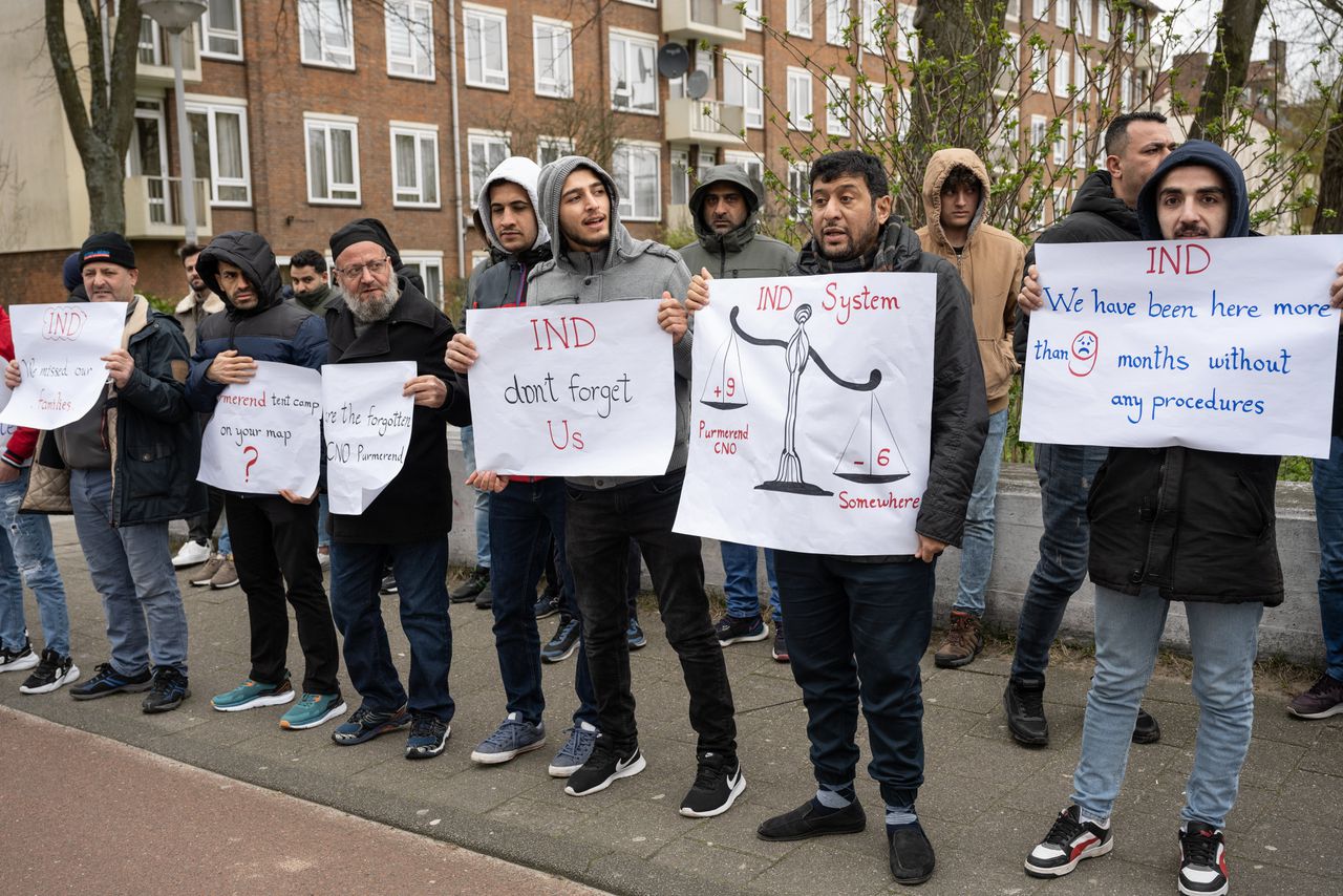 Bewoners van de crisisnoodopvang in Purmerend, onder wie de Syriër Yasser AlMousa, protesteren bij het kantoor van de IND in Amsterdam.