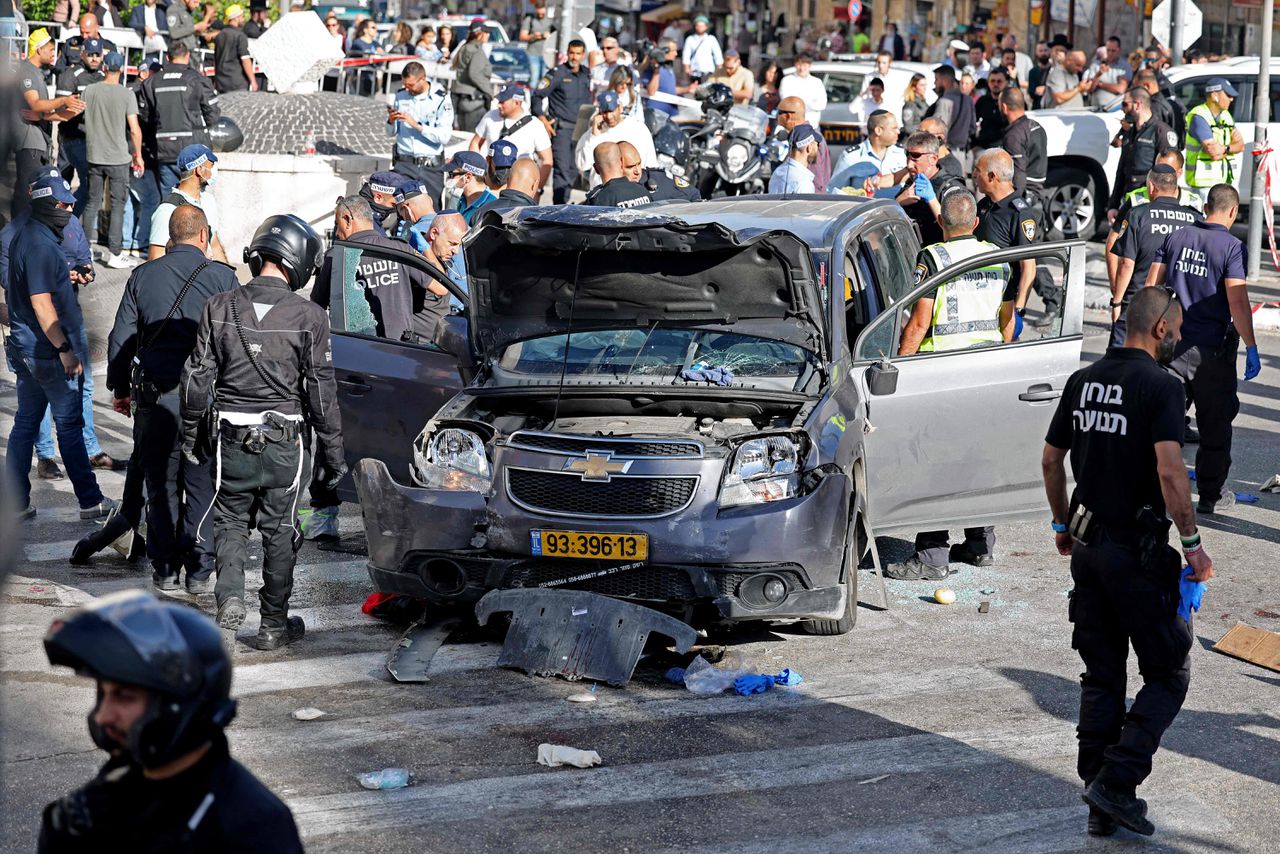 De Israëlische politie inspecteert het voertuig waarmee maandag verschillende mensen zijn aangereden in het centrum van Jeruzalem. Vijf gewonden liggen in het ziekenhuis.