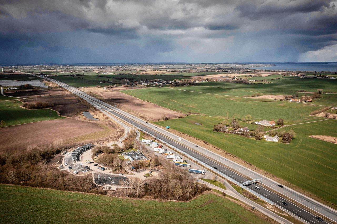 Een nieuw oplaadstation voor elektrische voertuigen langs een snelweg in Denemarken.