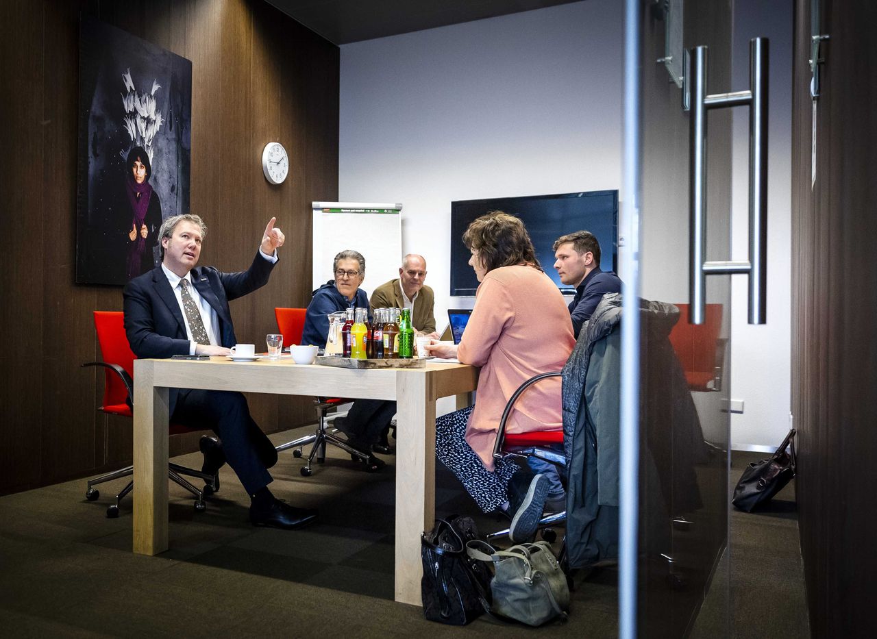 Verkenner Danny de Vries (l) in gesprek met onderhandelaars Anton Verleun en Ans Oude Luttikhuis van BBB Provincie Utrecht.