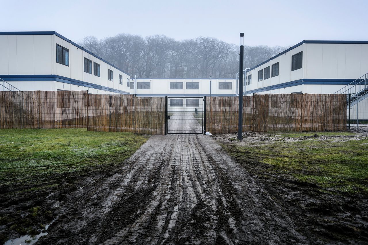 Overlastgevende asielzoekers worden opgevangen in een apart deel van het azc in Hoogeveen. Foto: Kees van de Veen