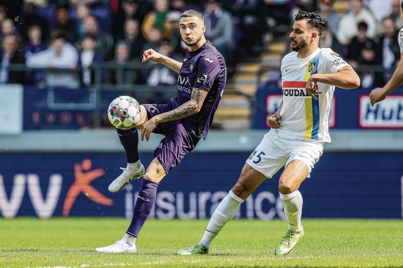 Anderlecht-speler Zeno Debast (links) afgelopen zondag in duel met Nacer Chadli van Westerlo.