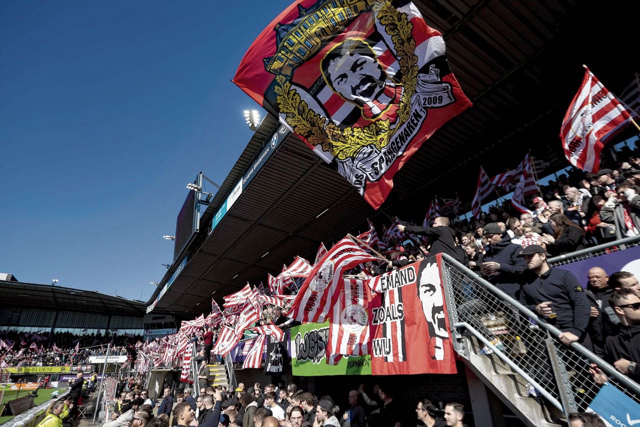 Sparta-supporters in het uitverkochte Kasteel tijdens de stadsderby tussen Sparta en Feyenoord (1-3)