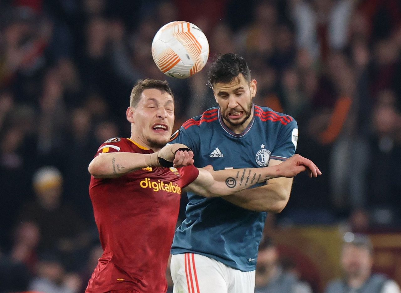 Andrea Belotti (links, AS Roma) in duel met Feyenoord-verdediger David Hancko.